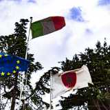Attraverso un cancello ci dirigiamo prima nel cortile del complesso. Qui, in un angolo verde, sono posizionate le bandiere dell�Unione Europea, dell�Italia e della Brigata Pinerolo